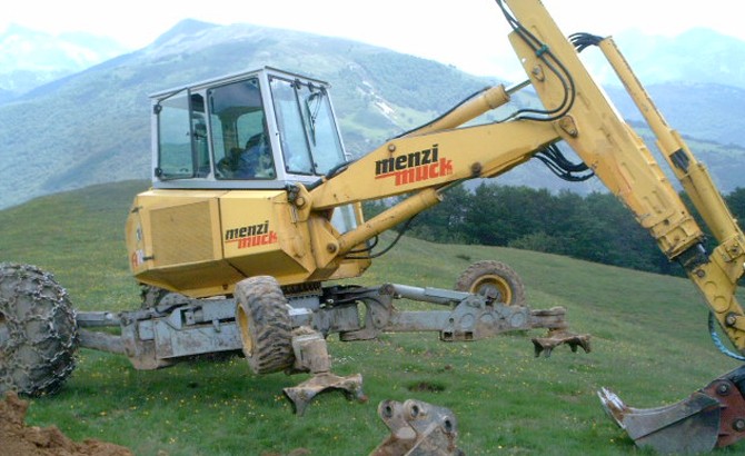 Retroaraña excavadora empleada en excavaciones de balsas en lugares complicados