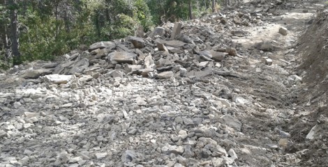 Aporte de piedra procedente de canteras locales previo a machaqueo. Sarriés 2015